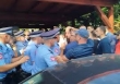 Neredi ispred kuće Milana Miličevića: Građani nakon sukoba s policijom probili kordon i ušli u dvorište